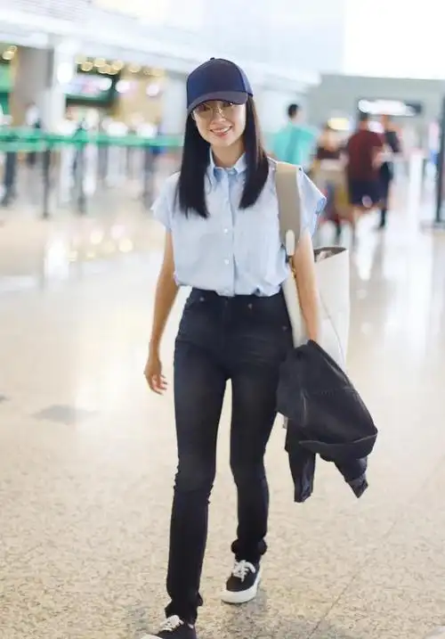 董洁真的好会穿短袖衬衫配小脚裤简约大气气质完胜同龄人