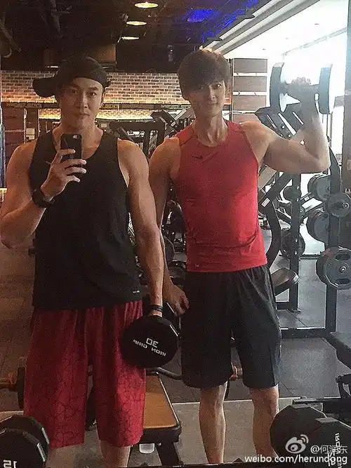 何润东在健身被偷拍43岁依然肌肉爆棚气质不减当年