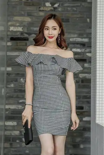 美女模特连衣裙穿搭:性感成熟,简约大方