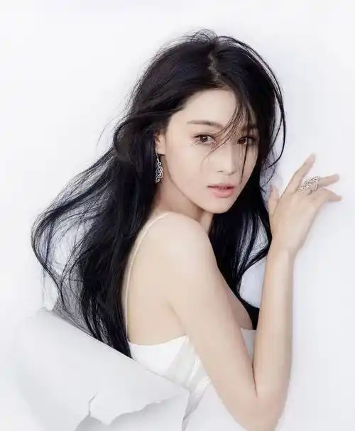 然后张馨予最突出的部分,就是她的鼻子啦,首先山根很高,整个鼻梁甚至