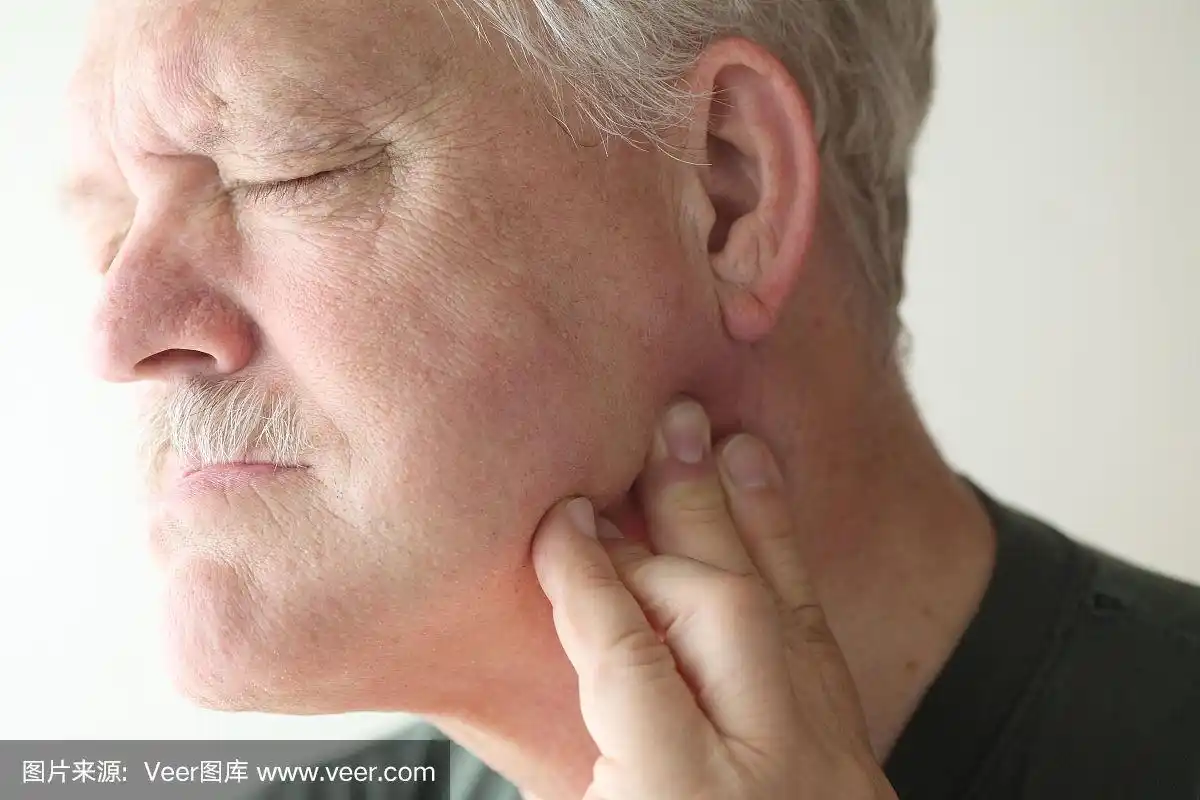 下巴疼痛的老人