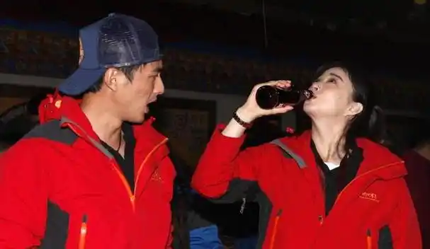 韩红说的没错,40岁"无人敢娶"的蒋欣,已经走上了另一条道路