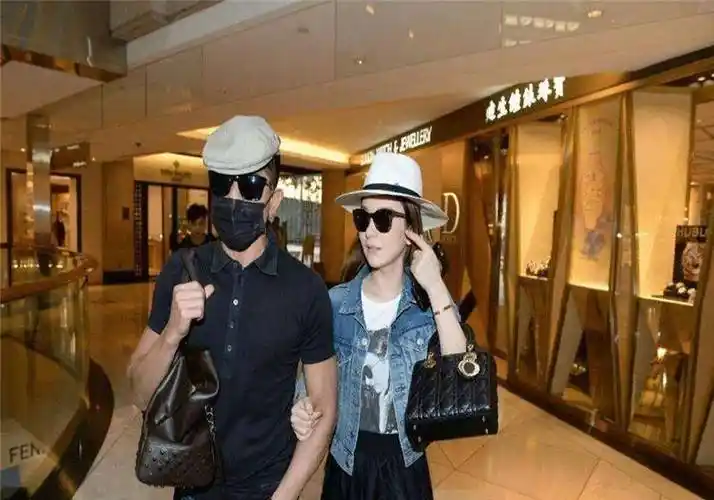 与方媛贴脸秀恩爱,家庭幸福令人羡慕._妻子_生日_照片