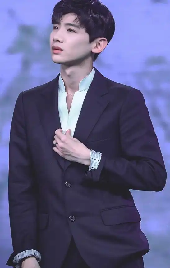 近镜头看到他的手,是不是很优越呢?王凯的手,让人心动.