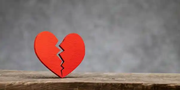 破裂的心心碎了.心碎,感情破裂.灰色背景.照片