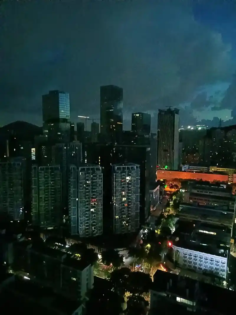 看着窗外的夜景,而是喜欢安静的夜晚,喜欢只属于自己的夜晚#美 - 抖音