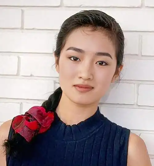 在巩俐的中学时代,她也是校文艺队的一员,经常活跃在各种文艺舞台上