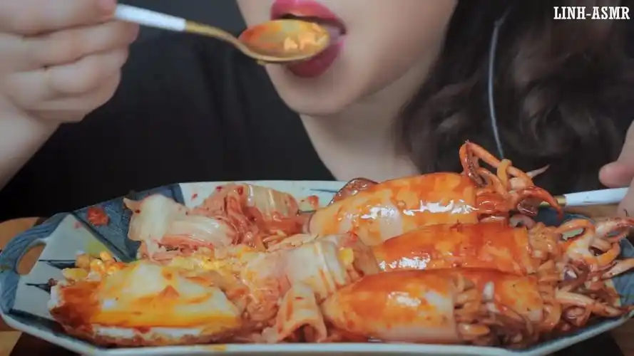 越南吃货小姐姐,吃鱿鱼,鸡蛋,泡菜,发出咀嚼音,吃得太香了