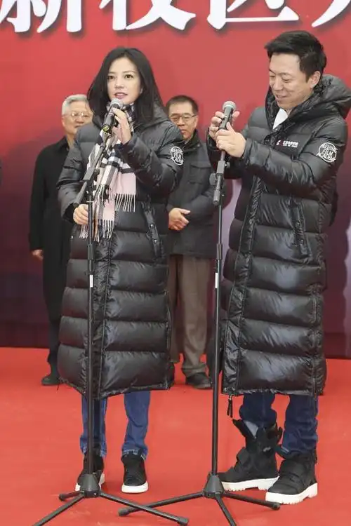 赵薇就算穿一身婶婶装也挺美的厚重的羽绒服也没影响她的魅力