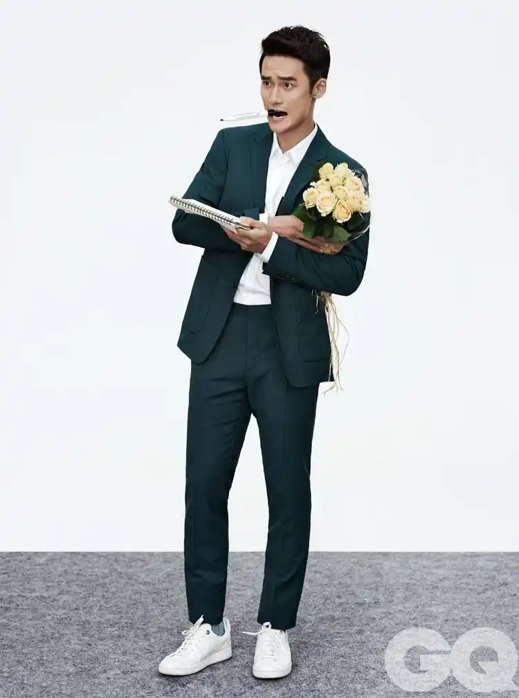 一套帅气,设计简洁的西装会令身材接近模特的蒋劲夫轻易突围