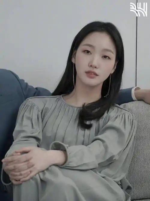 但是金高银出道时就属于那种看似普通但是五官比较精致的女孩子,身高