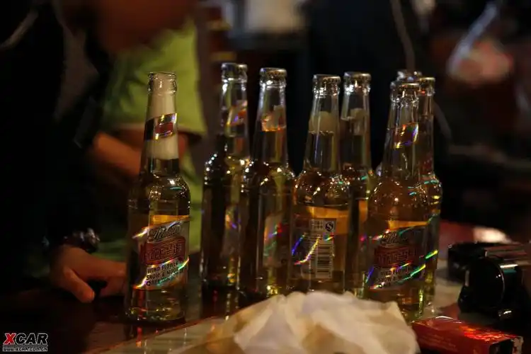 本不喜喝酒,看看这光影,还是整两瓶再说.   喝的不是酒,喝的是夜色.