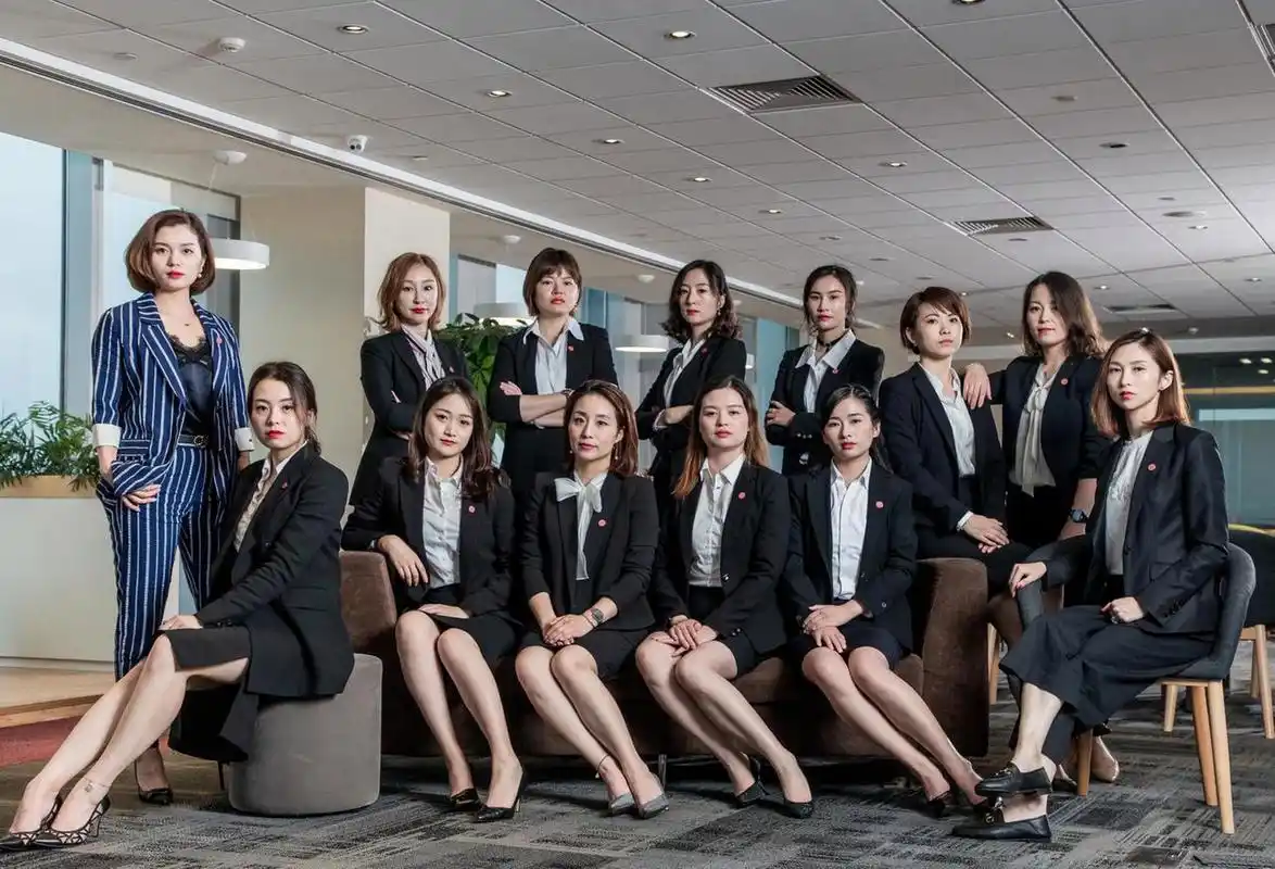 职业装合照 公司组织女同事拍宣传照,大家都穿上职业装表现出公司良好