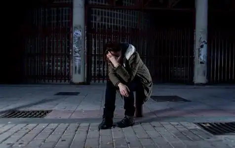 女人独自在街头痛苦抑郁看起来沮丧绝望和无助照片