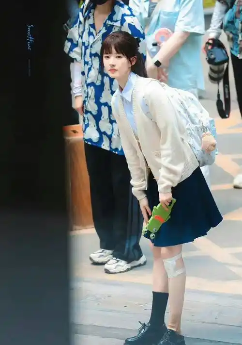 赵露思新剧校服高马尾造型好甜美,是很青春可爱的女高中生桑稚啊_飞吻