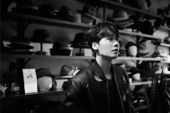 李易峰街拍part5 逛逛街 逛逛书店 喝杯咖啡 惬意的生活2017纽约时装