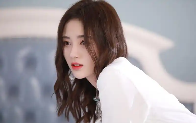 鞠婧纯白仙气高清桌面壁纸