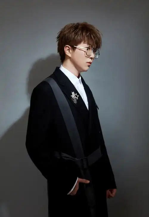 简介:毛不易帅气时尚写真图片,分享一组毛不易图片给大家,图中的明星