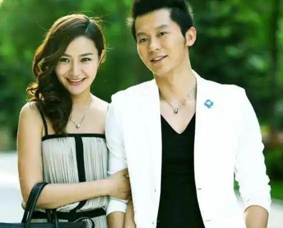 张国立把她捧红,在事业巅峰期嫁大13岁亿万富翁_韩雨芹_陈英杰_干女儿