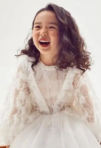 董璇晒5岁小酒窝写真微醺妆波浪卷美貌惊人笑起来神似高云翔