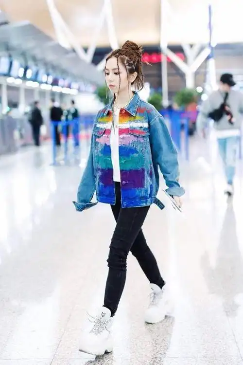 邓紫棋虽然长着一张娃娃脸但扎脏辫太时髦了真有嘻哈范儿