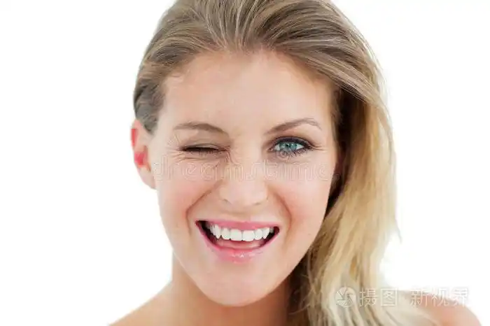 迷人的女人眨眼