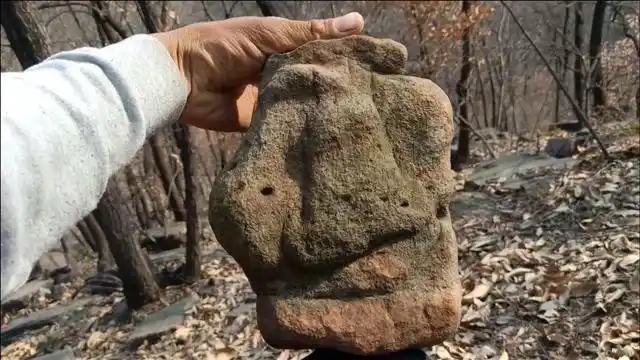 小强上山捡到一块奇石,四面怎么看都是人脸,再沉也要抱下山