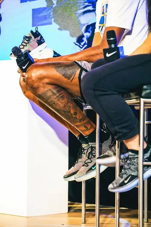 ▼腿上 2pac 纹身