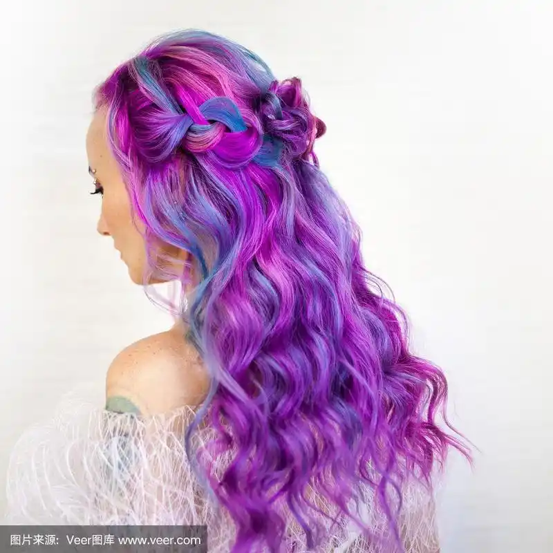 时髦时髦的年轻女子与明亮的发色,洋红和紫色.