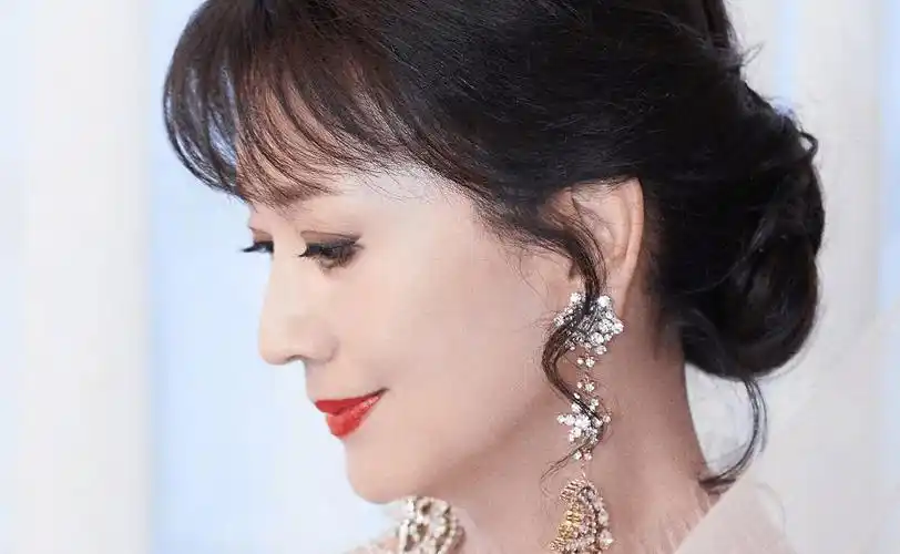 67岁赵雅芝新写真不输年轻人,穿时尚星光裙优雅大气,就是假睫毛不自然