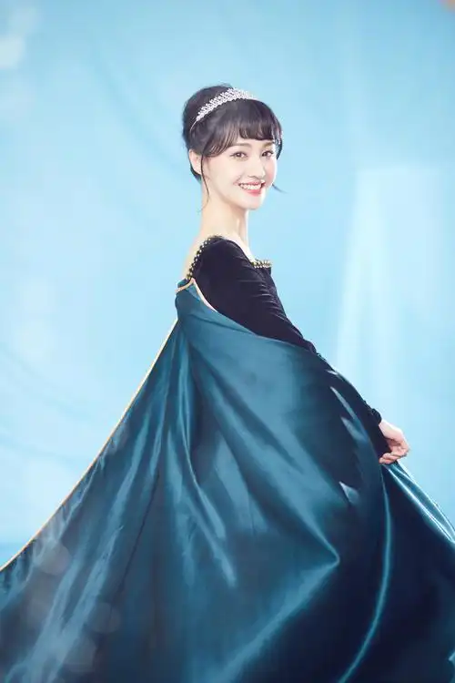 郑爽这身cos的服装很是隆重,背后是斗篷的形式,转身之间,斗篷张开,很