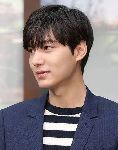 李敏镐晒照状态回春!