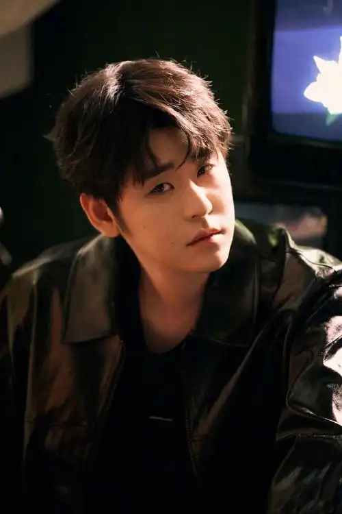 张云雷释出一组复古情绪风写真80年代氛围感十足