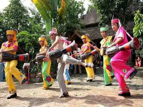 探访傣族原始古寨,学习制作象脚鼓,制陶,造纸