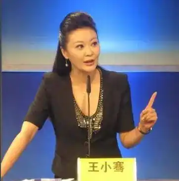 她是央视主播巅峰时从央视离职41岁高龄产女因炫富引争议