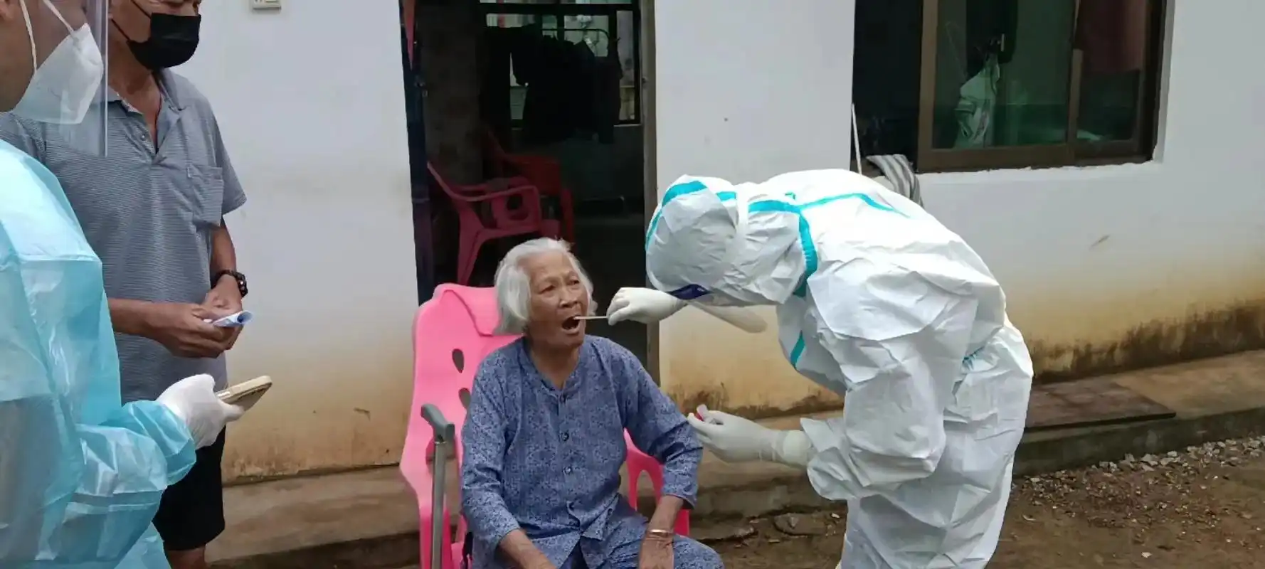 你们弯腰的姿势比全世界的图画都美致敬白衣天使