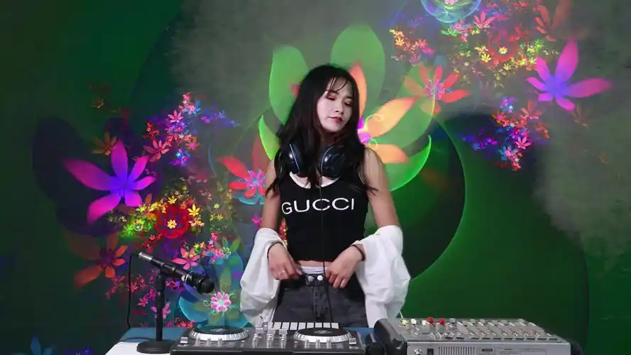 请带上耳机一曲动感8d环绕dj歌曲美女打碟呈现的淋漓尽致
