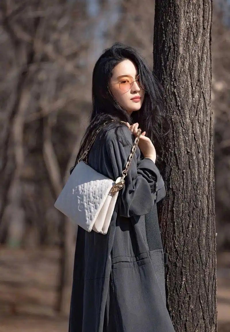 仙女姐姐刘亦菲的夏季穿搭,穿白色印花连衣裙高级时髦,仙气飘飘-时尚