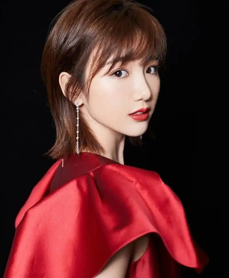 甜美可爱,妩媚多姿的#毛晓彤# 身穿红色礼裙,秀丽短发,性感红唇,高贵