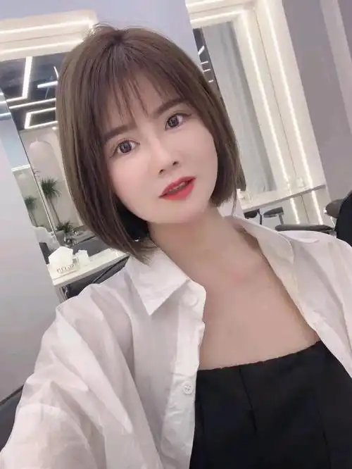 肩膀以上长度的发型是一种既时尚又方便的选择,适合各种场合和季节,也