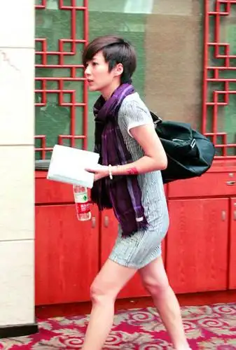 50岁齐秦放话演唱会求婚 26岁漂亮女友甜蜜曝光