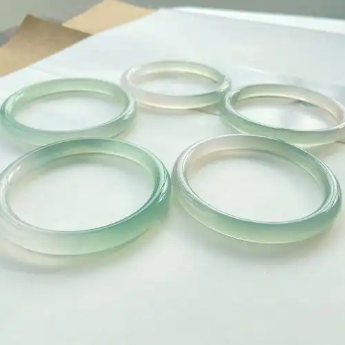 天然玛瑙圆条手镯 半城明媚 半山水浅绿色冰透玛瑙镯子优惠券更优惠