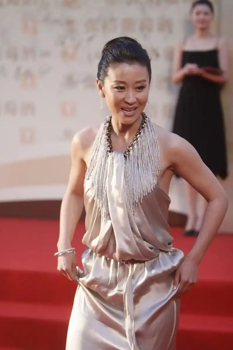 梁静和管虎结婚后给他生了一个闺女,但管虎却觉得闺女很像一个人,于是