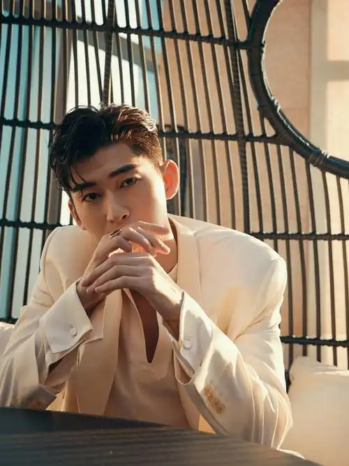 > 张翰白色西装帅气写真图片(4/8)