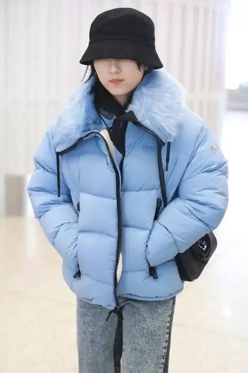 张子枫穿毛领羽绒服,搭复古牛仔裤,这才是好好过冬的打扮