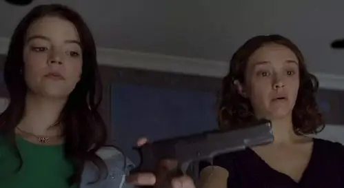 甚至会生出无厘头的诅咒,希望继父能喝果汁把自