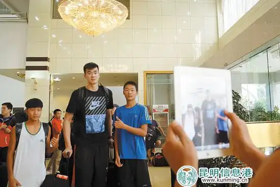 小球迷前来和男篮队员李慕豪合影.记者王中杰/摄