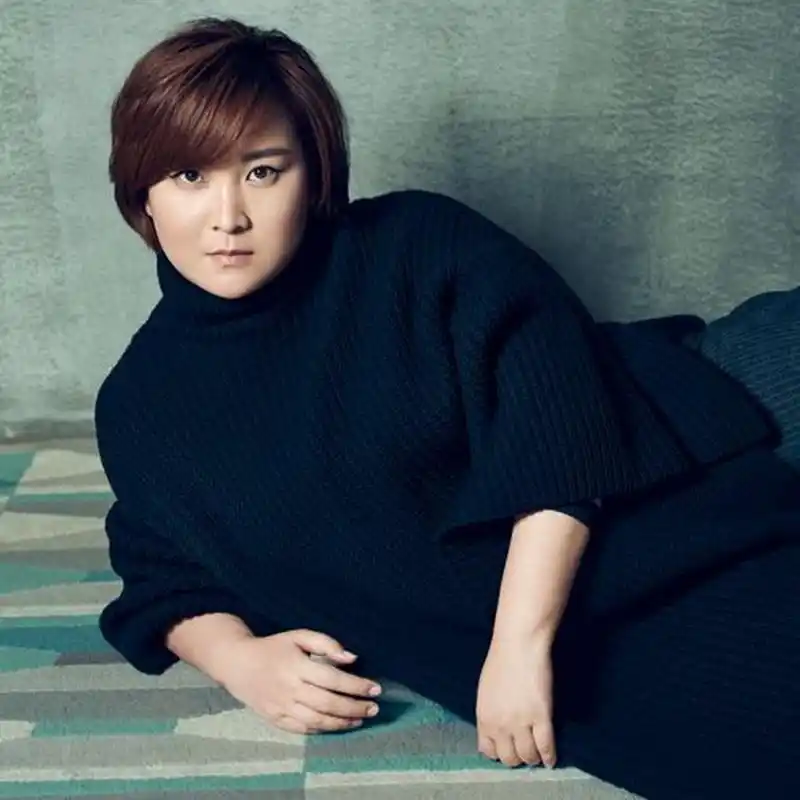 贾玲的处女作《你好,李焕英》靠着真挚的感情,成功俘获了观众,一路