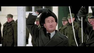 片中的中心人物中校由林正英饰演,本片开篇便展示了他机灵的身手.