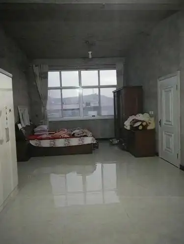 农村堂哥死要面子,新房外表堂皇,一家人住毛坯房